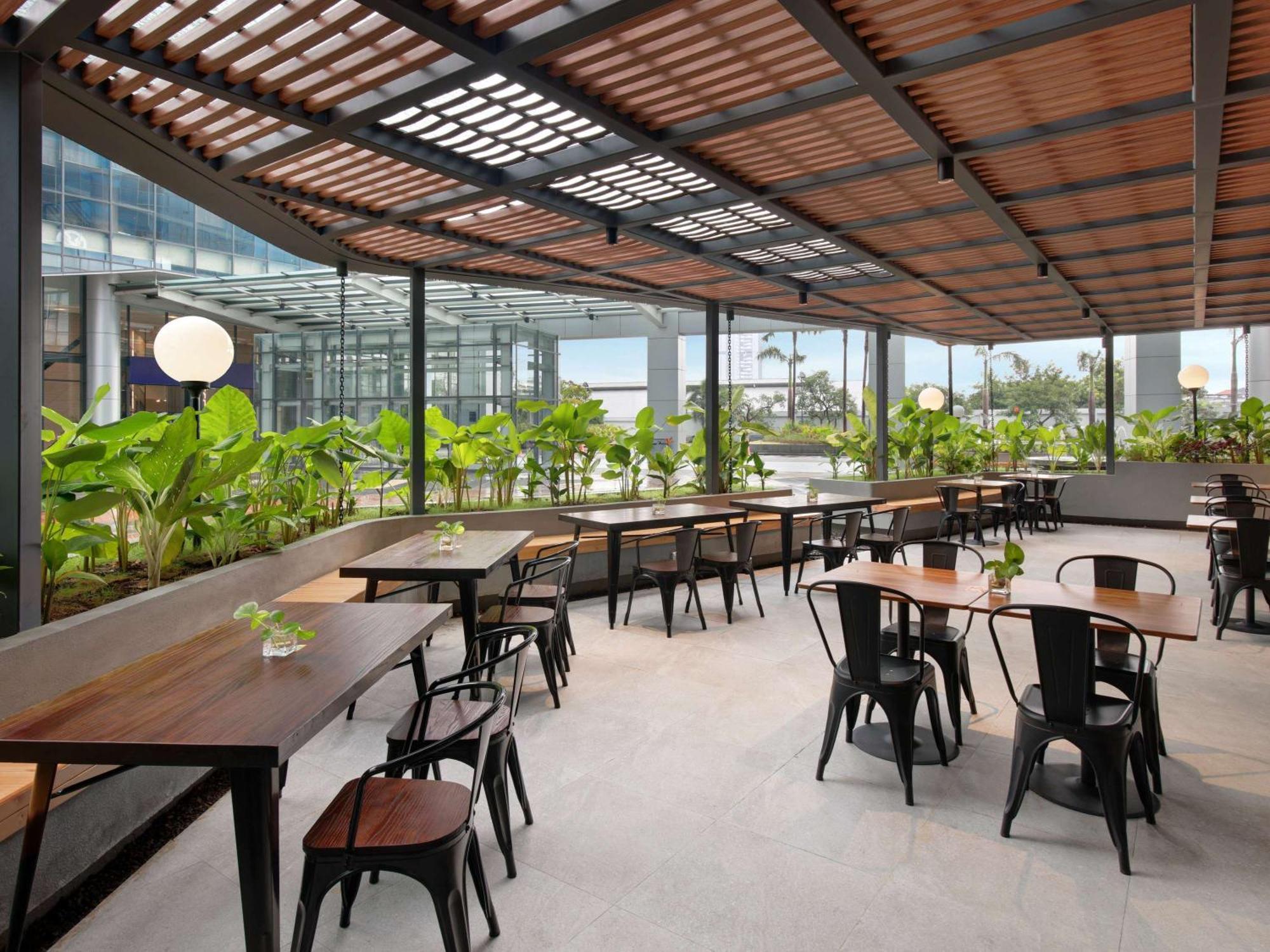 Novotel Samator Surabaya Timur Exteriör bild