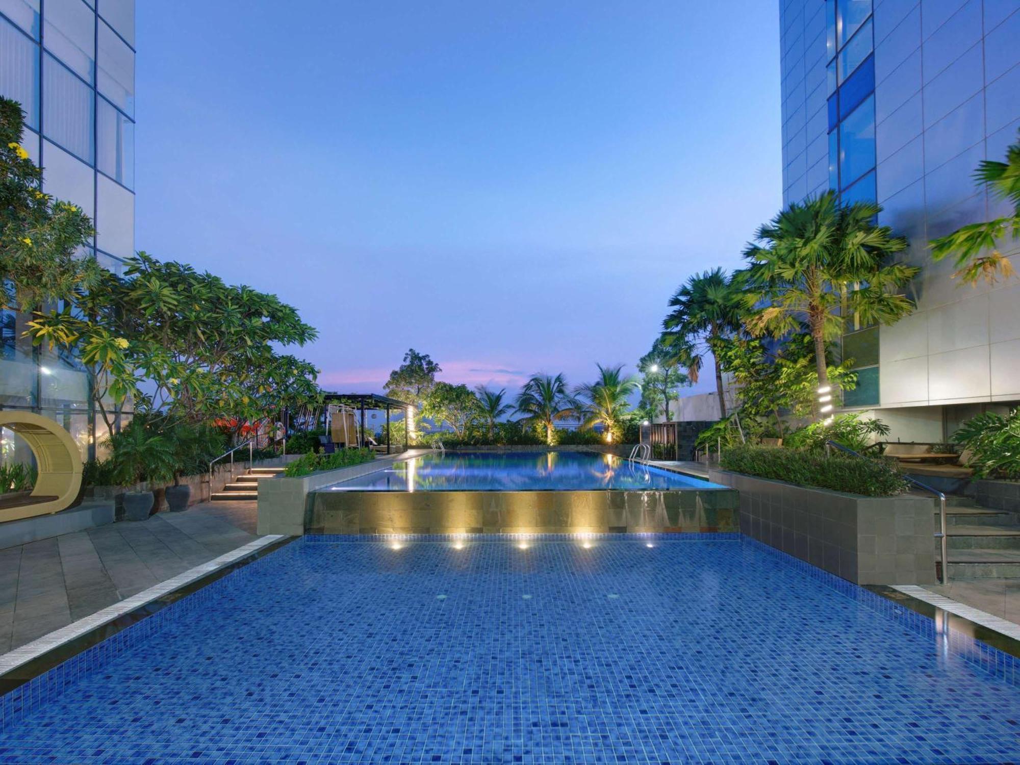 Novotel Samator Surabaya Timur Exteriör bild