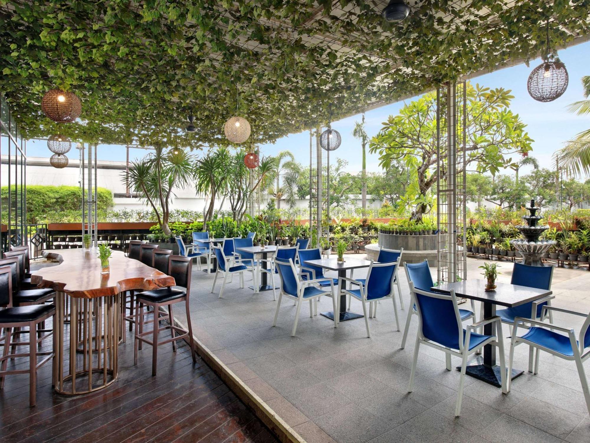 Novotel Samator Surabaya Timur Exteriör bild